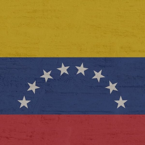 আমেরিকা ও ভেনিজুয়েলা এর মধ্যে কেন সমস্যার সৃষ্টি হয়েছে? তাতে আমেরিকার লাভ কি?