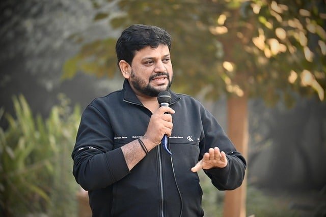 মানুষের আচার ব্যবহার